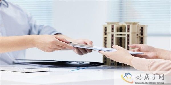 摄图网_506949712_客户与房产中介签约买房（企业商用）.jpg