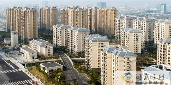 摄图网_505151300_上海区上空有公路和高楼建（企业商用）.jpg