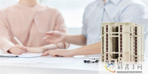 摄图网_506949741_客户与房产中介签约买房特写（企业商用）.jpg