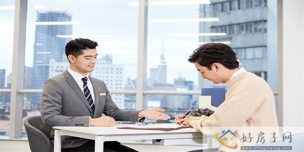 摄图网_501700026_青年男性与房产销售签订合同（企业商用）.jpg
