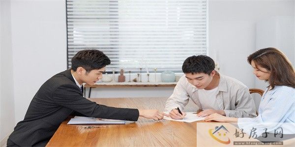 摄图网_501754853_新婚夫妻和房地产销售人员签订购房合同（企业商用）.jpg
