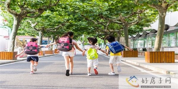 摄图网_500605158_孩子们牵手快乐奔跑的背影（企业商用）.jpg